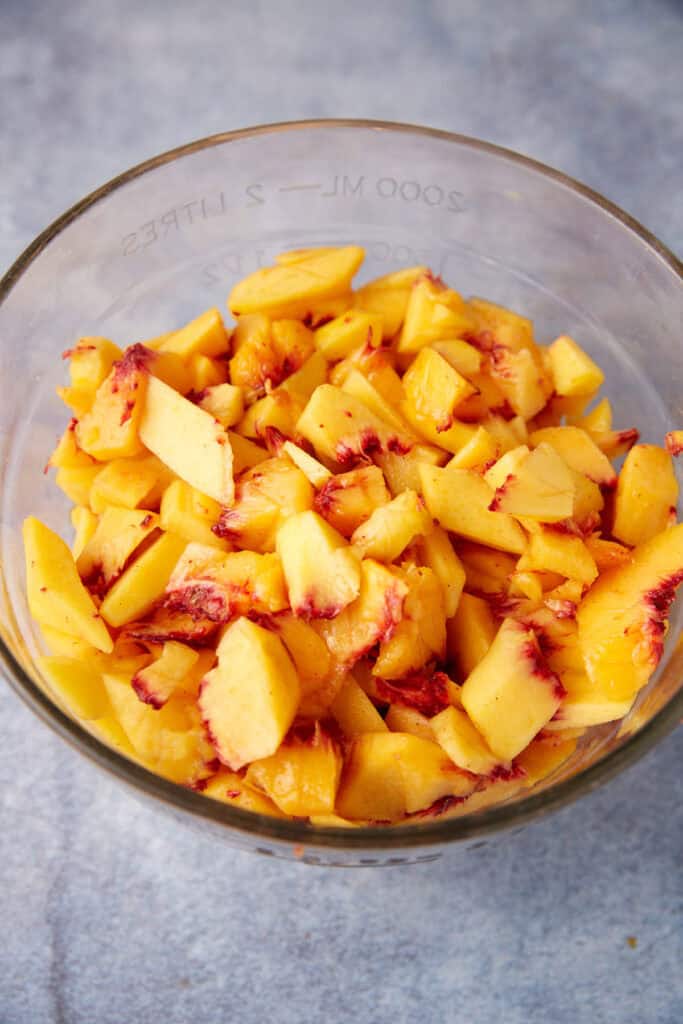 A bowl of cut peaches.