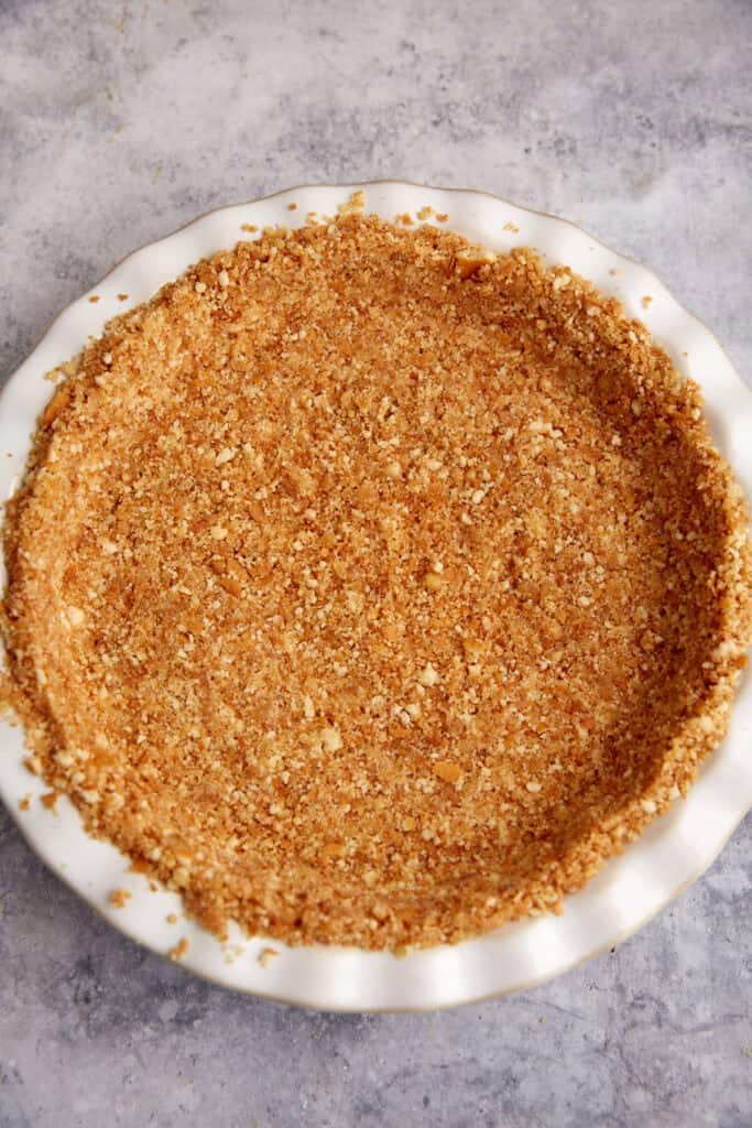 A pie crust made of vanila wafers.