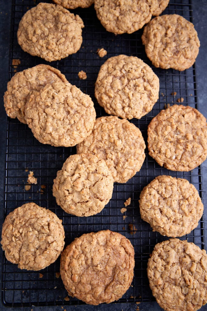A batch of Rice Krispie oatmeal cookies on a rack.