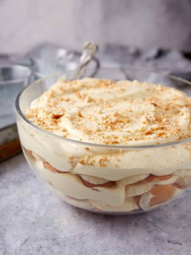 A glass bowl with layers of banana pudding.