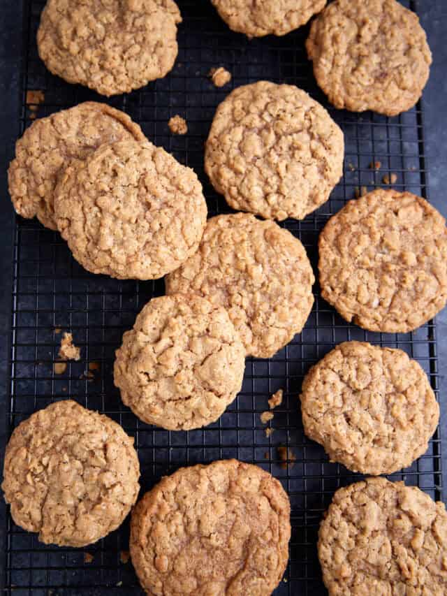 A batch of Rice Krispie oatmeal cookies on a rack.