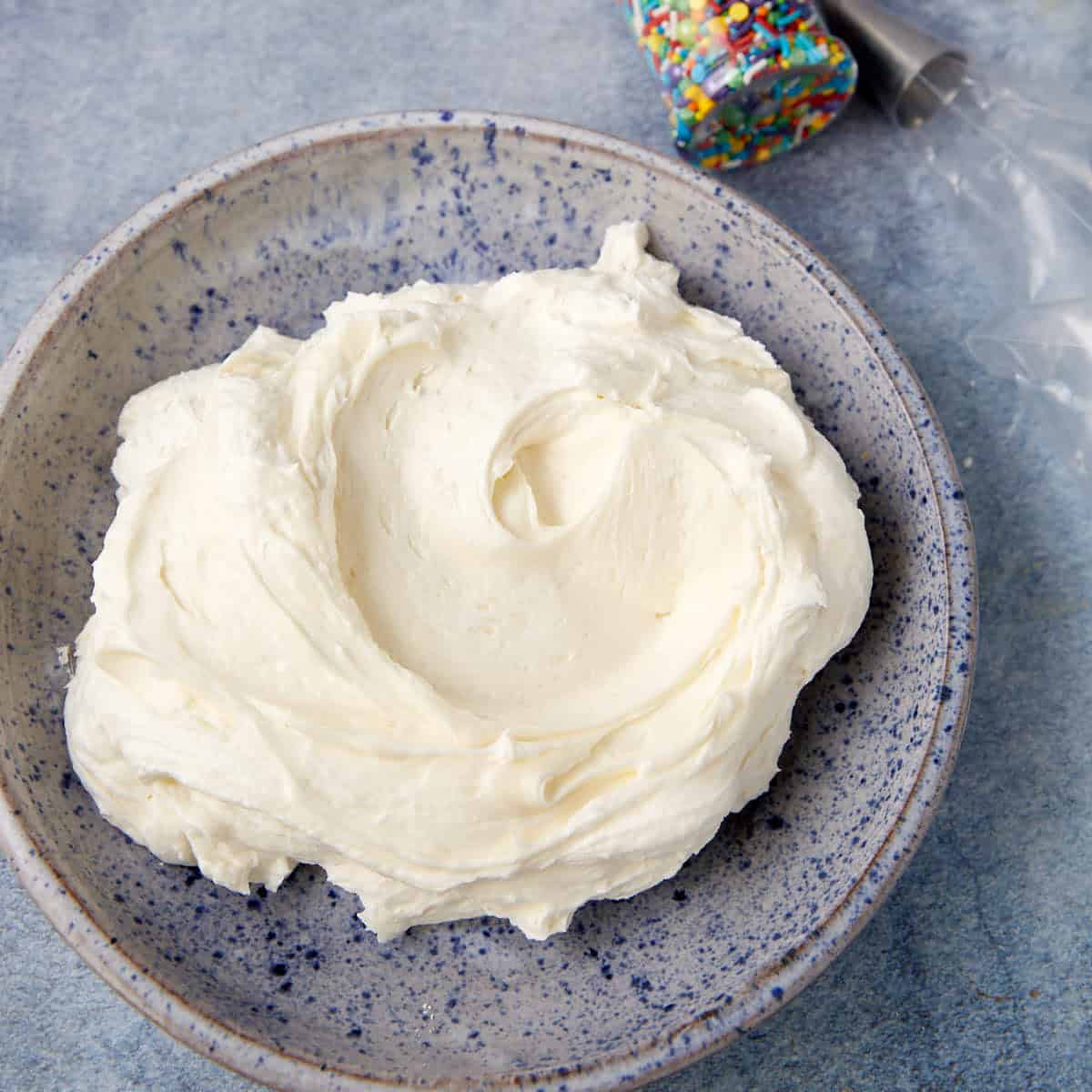 Easy Vanilla Buttercream Frosting (10-Minute Recipe for Cakes and Cupcakes)