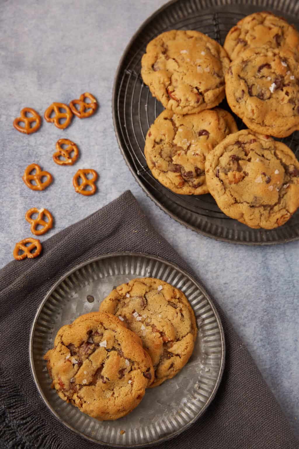Chewy Peanut Butter Chocolate Chip Cookies with Pretzels - Easy ...