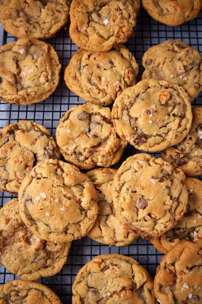 peanut butter pretzel cookies on a wire rack.