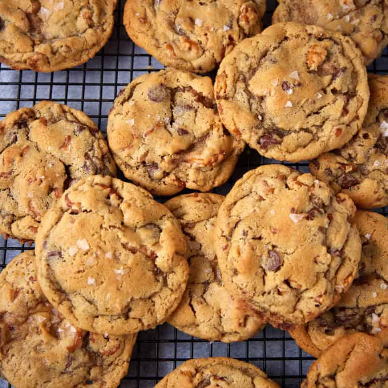 peanut butter pretzel cookies on a wire rack.