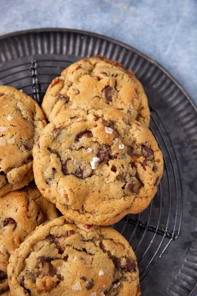 peanut butter pretzel cookies on a plate.
