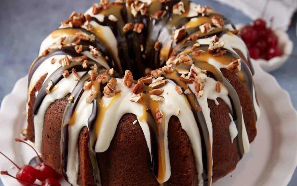 A banana split bundt cake tihw toppings.