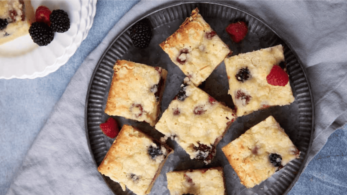 sliced fruit crumble bars on a plate.