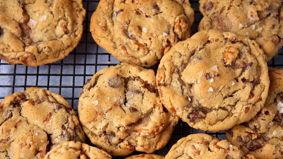 Chewy Peanut Butter Chocolate Chip Cookies with Pretzels