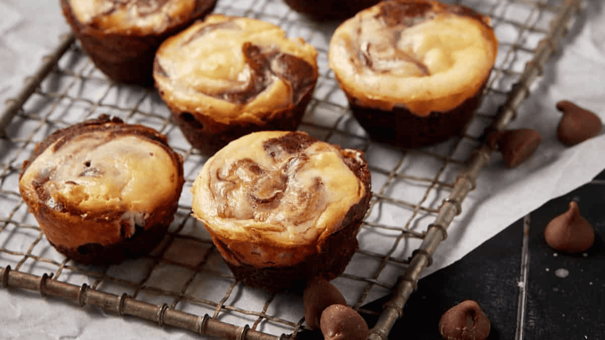 brownies cheesecake bites on a cooling rack.