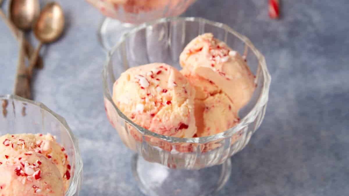 Bowl so scooped peppermint ice cream.