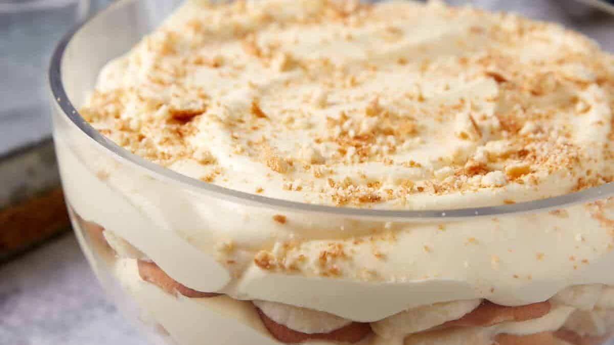 A glass bowl with layers of banana pudding.