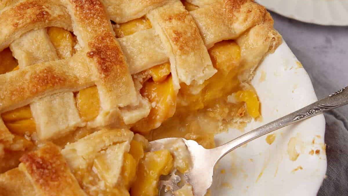 Flaky Peach Pie with Juicy Fresh Filling