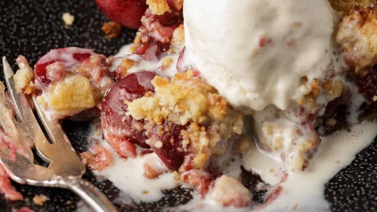 Fresh Cherry Pie with Crumb Topping