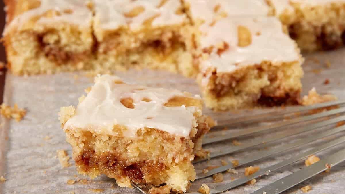 Cinnamon swirl honey bun cake 